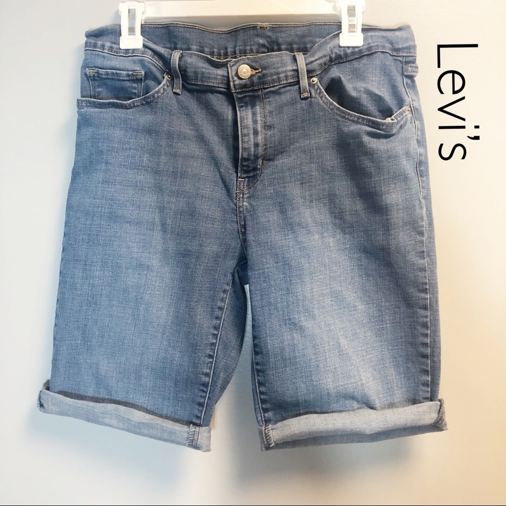 $4/25 Levi’s Mid Length Shorts 32 Plus Size